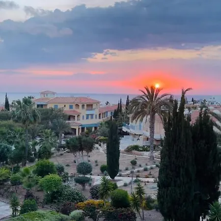 Regina Gardens Sunset With Fast Free Wi-fi And Late Check-out Apartment Paphos